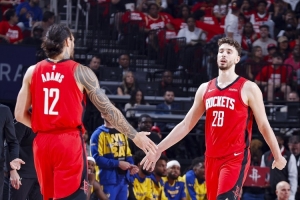 申京：亞當(dāng)斯帶給了球隊(duì)韌性 他人很有趣&很努力 現(xiàn)在是最好的他