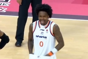 聯(lián)手發(fā)威！上海四外援攻防皆給力 合砍46分 帶隊(duì)輕松大勝