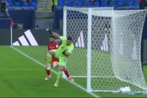 太倒霉了！巴林門將撲救后不慎用腳打入烏龍，此后還被抬出場傷退