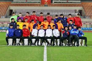 國字號罕見一幕！U16國足穿俱樂部衣服拍攝大合照，致敬母隊(duì)??