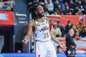 外線沒(méi)譜！遼寧半場(chǎng)全隊(duì)三分10中2 命中率僅有20%