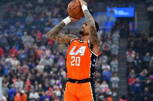 表現(xiàn)很積極！科林斯半場8中4拿到10分 另有3板1助2斷1帽