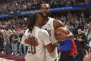 加蘭變向突破分球 小莫布里晃起開拓者內(nèi)線&炸球再起雙手暴扣