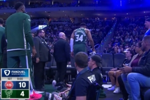 望無(wú)大礙！字母哥跑動(dòng)中坐到地上 緩了一會(huì)起身走回更衣室