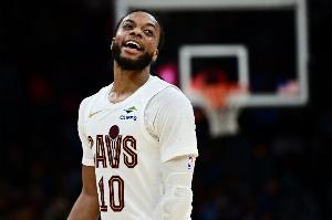 沖動(dòng)是魔鬼！卡馬拉突破被加蘭刀球犯規(guī) 后者不到7分鐘3犯了