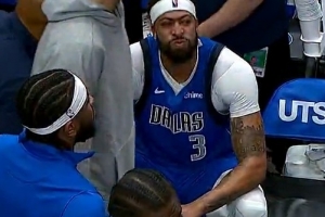 看起來挺疼！濃眉釘板大帽米切爾時戳到手指 暫停時表情痛苦