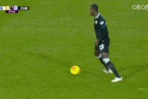 得注意??！埃斯特旺身后踢倒古德蒙德森，被出示黃牌