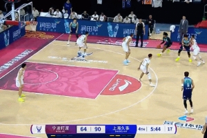 有點(diǎn)暈乎！李添榮卡位被魯吐布拉打到后腦勺 坐在地上緩了好一會(huì)