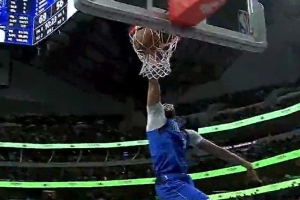 重錘一記！小內(nèi)姆哈德借掩護分球 濃眉順下單臂怒扣！