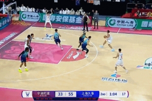 這沒(méi)法防呀！洛夫頓串聯(lián)進(jìn)攻 懷特塞德接連內(nèi)線(xiàn)吃餅大猩猩暴扣！