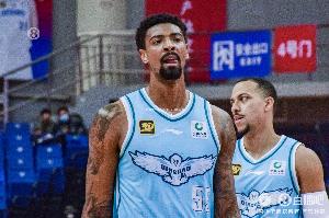 命中率很高！米奇11中9&罰球7中4拿全隊(duì)最高22分 另有6板2助1帽