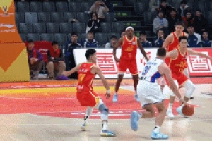 時間管理大師！大衛(wèi)·詹姆斯從容晃飛防守 出手三分壓哨命中