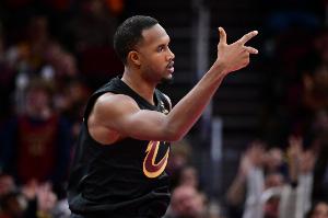 率先發(fā)力！莫布里首節(jié)7中4貢獻12分 三分4中2