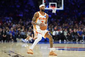 主將休息我當(dāng)家！沃克半場(chǎng)11中4&三分4中2拿到11分 另有5板1助1斷