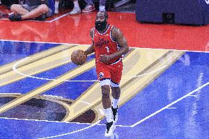 內(nèi)外開花！哈登強攻上籃得手 隨后追身三分一箭穿心