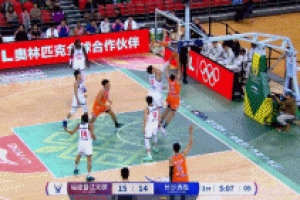 布羅茲安斯基二次進(jìn)攻被許鐘豪正面帽下 隨后大回環(huán)造到犯規(guī)