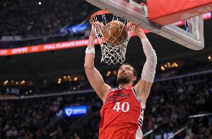 3年5860萬場均16+12！美記：多只季后賽球隊聯(lián)系快船詢問祖巴茨！