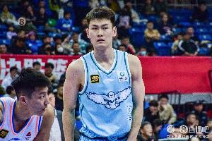 拒投？青島2位首發(fā)球員紀(jì)卓和王睿澤半場(chǎng)均未出手 合計(jì)0分