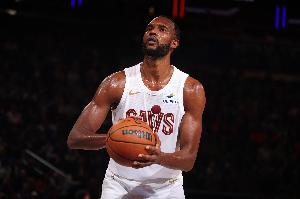 打出心得了？小莫布里內(nèi)線接球 撤步迎著克林根后仰中投再進！