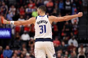 狀態(tài)不錯！克萊半場11中4命中3記三分得到11分2籃板1封蓋