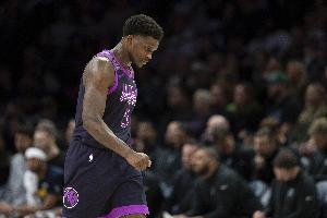 狀態(tài)不理想！愛德華茲半場(chǎng)5中2&三分2中1得到6分 多次失誤被斷