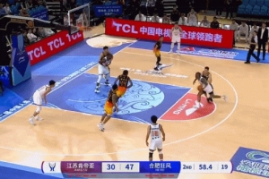 有點危險！孟天藝吃餅上籃 亨特防守失衡直接拽翻前者被吹違體