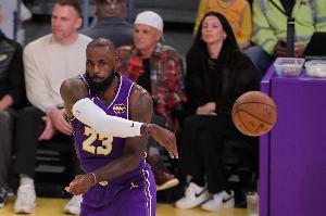 夸梅：GOAT會(huì)強(qiáng)勢(shì)反彈 詹姆斯下場(chǎng)要是拿不到40分就別碰瓷喬丹了