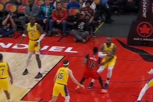 沒站穩(wěn)！詹姆斯補防犯規(guī) 湖人挑戰(zhàn)失敗