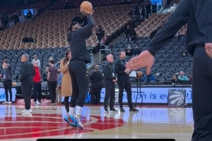 小試牛刀！詹姆斯賽前熱身 超遠(yuǎn) logo三分連中