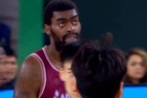 統(tǒng)治禁區(qū)！達(dá)卡里·約翰遜半場8中6砍下13分13板4助1帽 6前場板