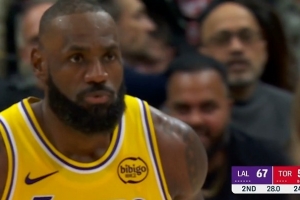 為數(shù)不多的亮點(diǎn)！詹姆斯轉(zhuǎn)身后仰跳投壓哨命中湖人上半場(chǎng)最后一球