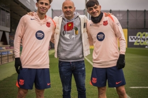 回家看看！伊涅斯塔造訪巴薩訓練基地，和佩德里、費爾明親切交流