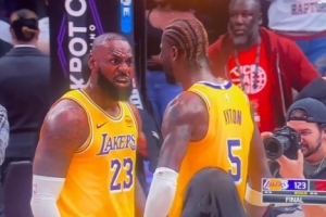 好家伙~助攻八村絕殺后老詹瘋狂和隊友撞胸怒吼 比親手絕殺還興奮