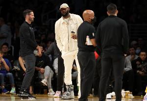 詹姆斯：21年扭傷腳踝時我只想系緊鞋帶&投進三分 隨后痛感加劇