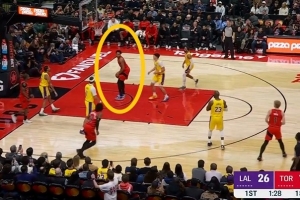 給你裝到了！巴恩斯籃下接球扛開拉拉維亞 回頭看了一眼才扣空籃