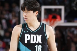 媒體人：瀚森松弛多了機(jī)會(huì)也更多 后面體能不支防守效率也在下降