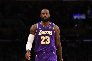 生涯第23賽季！詹姆斯賽季場(chǎng)均14分4.3板7.8助 三項(xiàng)命中率都挺低