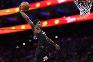 埃奇庫姆補(bǔ)籃準(zhǔn)絕殺！隨后馬克西釘板大帽！76人險勝勇士