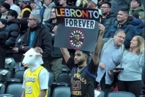 屠龍高手！詹姆斯球迷賽前在猛龍主場(chǎng)打出“勒布倫多”的標(biāo)語(yǔ)