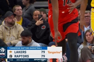 連珠炮！猛龍由沃爾特與馬穆連續(xù)命中三分 瞬間抹平分差