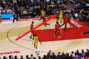 綿軟無(wú)力！詹姆斯突破對(duì)抗馬穆沒頂開擦板沒打到筐&無(wú)奈攤手