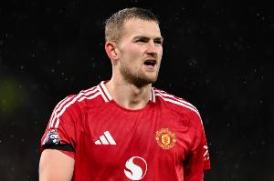 缺席本場比賽名單！記者：德里赫特出現(xiàn)輕傷，本周就可恢復(fù)訓(xùn)練