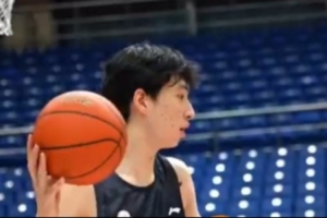 NBA頂級(jí)教練Bill特訓(xùn)李俊賢——行進(jìn)間運(yùn)球訓(xùn)練！