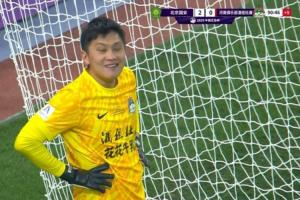 人麻了！王國(guó)明撲出法比奧點(diǎn)球被判重罰，一邊噴水一邊苦笑