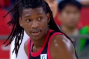 要拿三雙？深圳外援史密斯半場(chǎng)4記三分拿下18分5板5助1斷