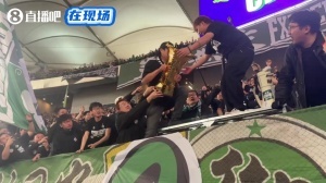 直播吧在現(xiàn)場|塞爾吉尼奧把獎杯遞給球迷，法比奧捧杯和球迷互動