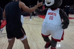 人緣還是很棒的！狄龍賽前和火箭主場(chǎng)的吉祥物熊嬉戲打鬧