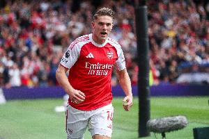 記者：16歲薩爾蒙因球隊傷病問題進入替補席，約克雷斯手指骨折