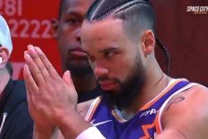 火箭為狄龍播放致敬視頻 后者雙手合十&并向全場觀眾示意??