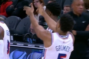 砰砰砰！格萊姆斯3+1殺死比賽 對(duì)著替補(bǔ)席擺出手槍姿勢(shì)慶祝！